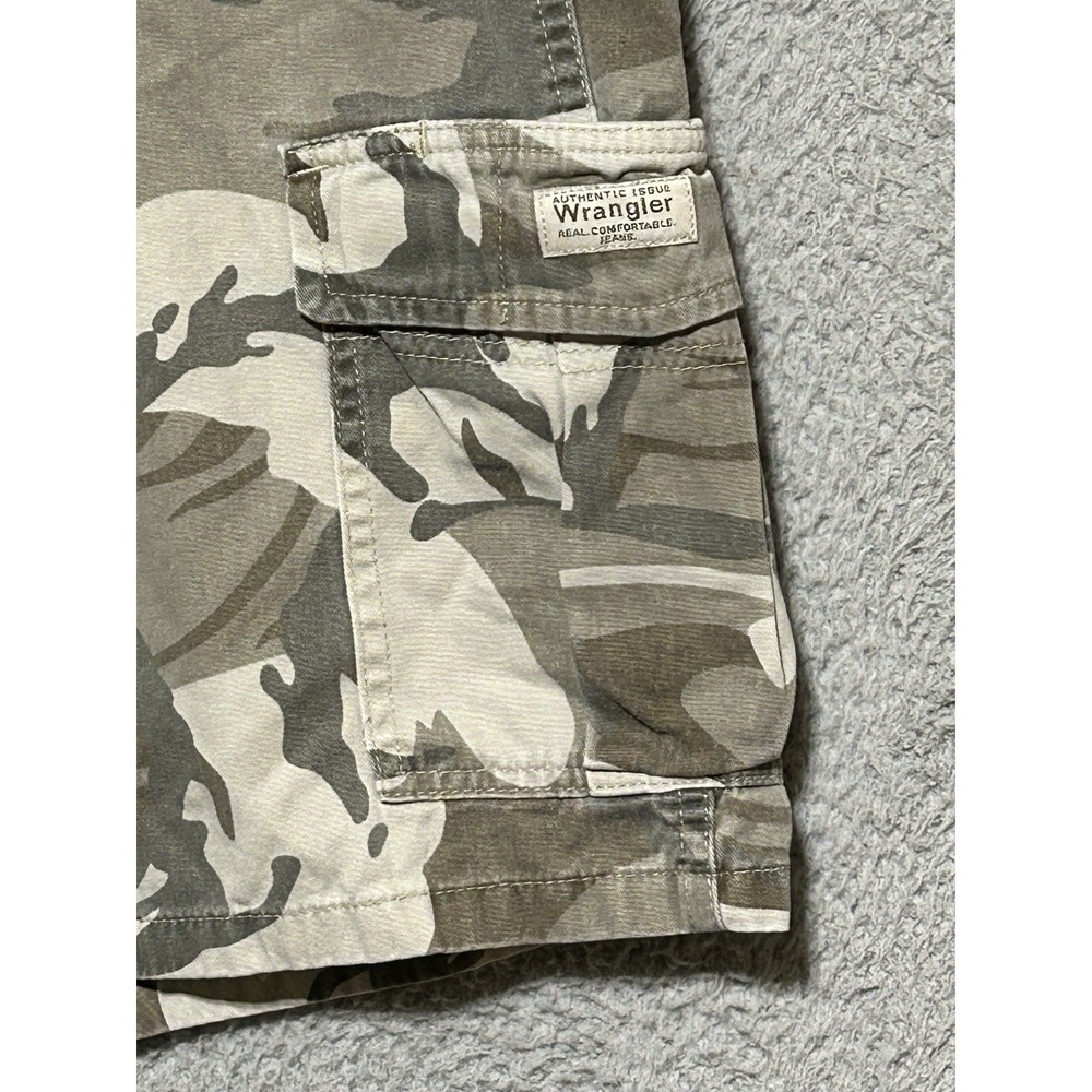 Vintage Wrangler Baggy Utility Cargo Shorts 36x9 Brushstroke Camo Y2K - Picture 2 of 8